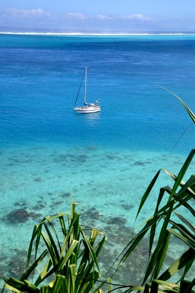 Bild: Moya and the outer reef of Huahine